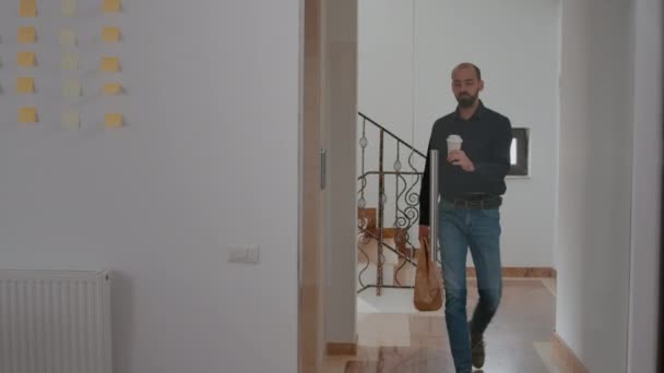 Empresario subiendo escaleras sosteniendo almuerzo comida bolsa de papel y café durante el almuerzo para llevar — Vídeos de Stock