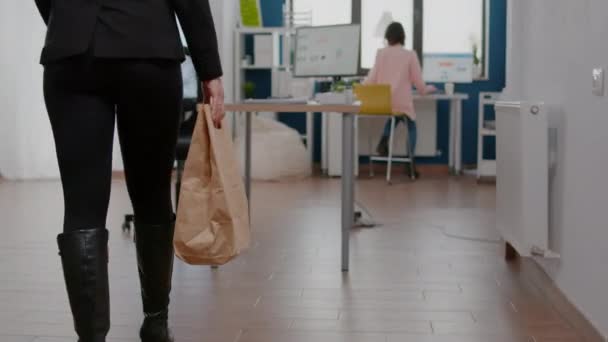 Empresaria en la pausa del almuerzo recibiendo entrega de comida orden poniendo sabroso paquete de comida en la mesa — Vídeos de Stock