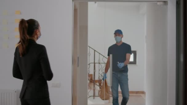 Empresaria con máscara facial contra coronavirus pagando comida para llevar — Vídeo de stock