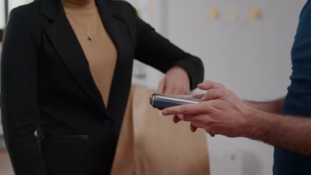 Gros plan de femme d'affaires payant livraison commande de nourriture avec carte de crédit en utilisant sans contact — Video