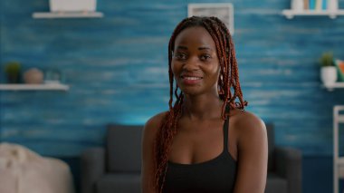 Spor yaparken gülümseyen ve kameraya bakan zenci kadın portresi