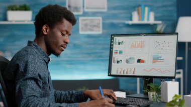 Memlekette çalışan, not defterine not alan Afro-Amerikan bir adama odaklanın.