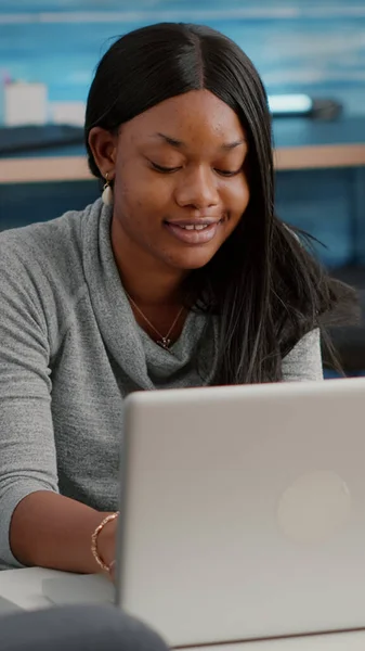 Afrikaans student vrouw remote werken vanuit huis, terwijl het drinken van koffie — Stockfoto