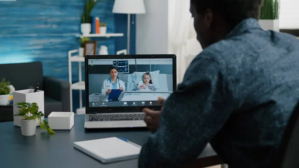Chamada de vídeo on-line no laptop, falando com o médico da enfermaria do hospital — Fotografia de Stock