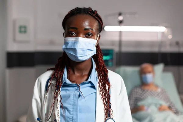 戴手性口罩的非裔美国医生保健专家 — 图库照片