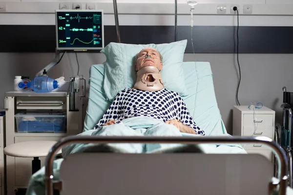 입원 해 있는 상급생 이 의식을 잃은 채 병실 침대에 누워 있다 — 스톡 사진