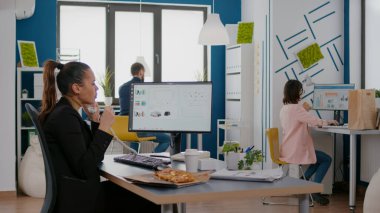 Çoklu görev yöneticisi sabit hat kullanarak uzak işçiyle pazarlama stratejisini tartışıyor