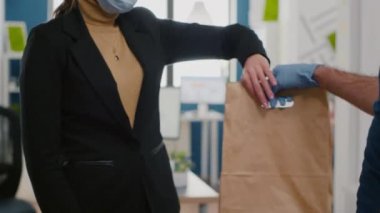İş kadınının POS bağlantısız servisini kullanarak yemek siparişini kredi kartıyla ödemesi.