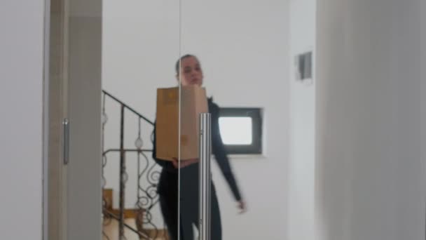 Деловая женщина поднимается по лестнице с пакетом для заказа еды на вынос во время обеда на вынос — стоковое видео