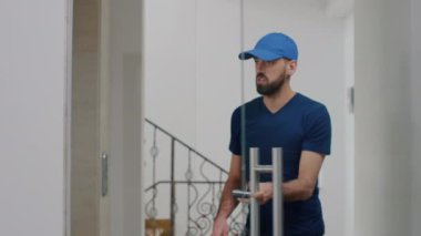 Posta terminalindeki teslimatçı şirket ofisinde yemek siparişi veriyor.