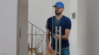 Yönetici Yönetici sipariş kutusu satın alıyor. Sipariş kutusu, paket yemek, ödemeyi akıllı telefon ile yapıyor.