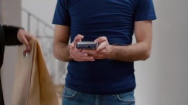 İş kadınlarının yemek siparişini kredi kartıyla ödemeleri, iletişim kurulamayan POS hizmeti ile.