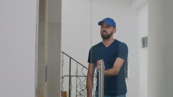 Entrega hombre dando comida para llevar entrega paquete de pedido a la mujer de negocios durante la hora del almuerzo — Vídeos de Stock