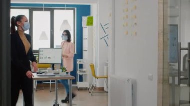 Korunaklı sağlık maskesi ve Coronavirus 'a karşı eldivenli teslimatçı yemek servisi getiriyor.