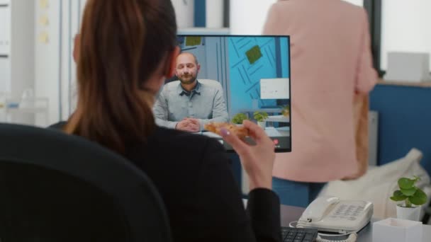 Empresária discutindo com empreendedor remoto durante conferência de reunião de videocall online — Vídeo de Stock