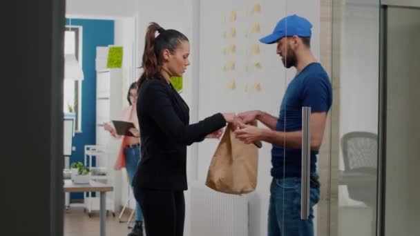 Ondernemer vrouw werken in het bedrijfsleven kantoor ontvangen afhaalmaaltijden lunch box — Stockvideo