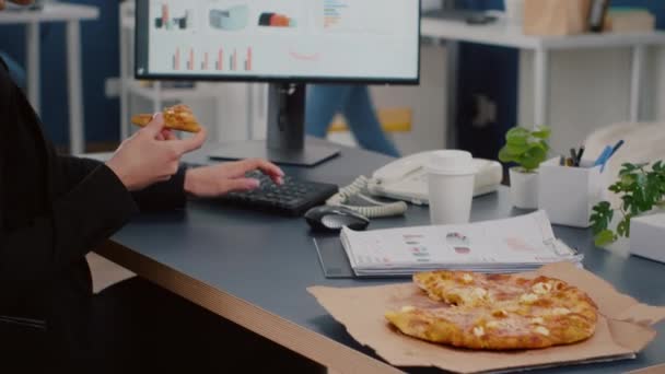 Primer plano de la mujer empresaria que tiene comida rápida para llevar orden durante el almuerzo — Vídeo de stock