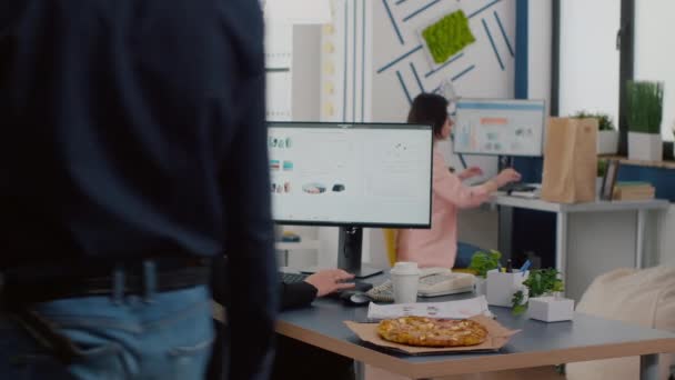 Empresária tendo hora de almoço comer take-away entrega fatia de pizza na mesa no escritório da empresa — Vídeo de Stock