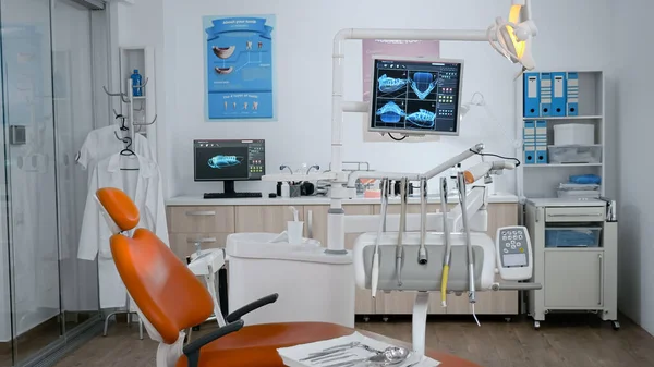 Ufficio luminoso dell'ospedale di stomatologia ortodontista moderno vuoto con nessuno in esso — Foto Stock