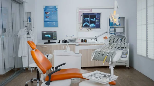 Ujawnienie ujęcia krzesła stomatologicznego bez nikogo w środku, — Zdjęcie stockowe