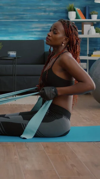 Athetic black donna in abbigliamento sportivo guardando aerobica allenamento sportivo online — Foto Stock