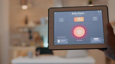 Işıklandırma kontrol uygulamalı tablet tutan adam