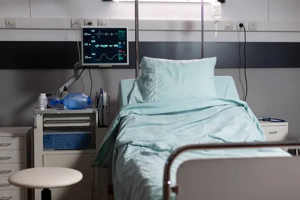 Pokój rehabilitacyjny z łóżkami i wygodnym wyposażeniem medycznym w szpitalu — Zdjęcie stockowe