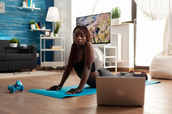Mujer negra ejercitando y estirando su cuerpo — Foto de Stock