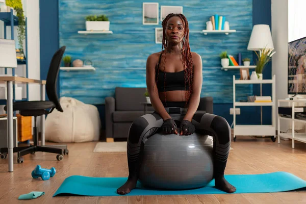 Sportivo forte donna nera seduta sulla palla di stabilità — Foto Stock