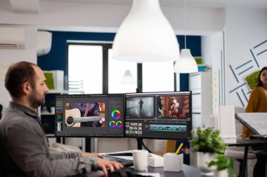 Videograf düzenleme, görüntü ve ses çift monitörlü bilgisayarda kesme