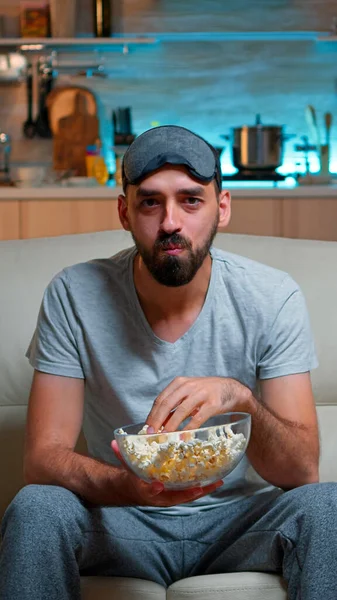 Retrato de homem com barba segurando tigela de pipoca — Fotografia de Stock