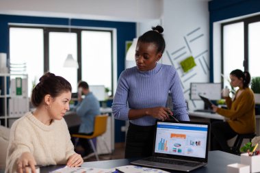 Başlangıç şirketinin çeşitli takımları tarafından analiz edilen pazarlama istatistikleri