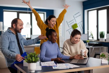 Çeşitli takımlar ortaklığın zaferini kutluyor.