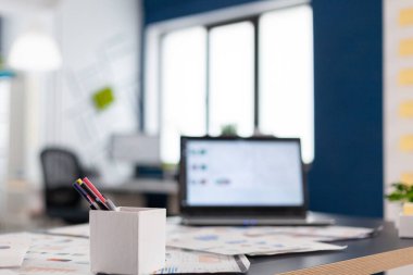 Parlak işletme masası mali tablolarla sabah toplantısı için hazır.