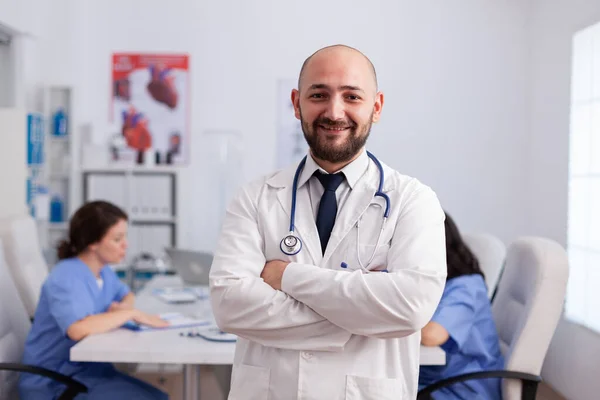 Portrait of therapist pediatrician man with stethoscope looking into camera — Stock Photo, Image