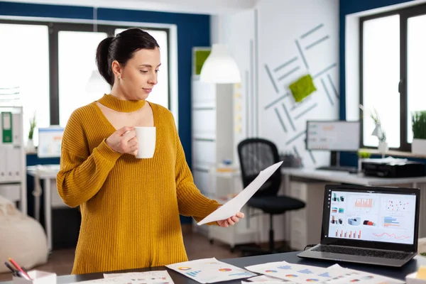 Selbstbewusste Geschäftsfrau hält Dokumente mit Statistiken in der Hand — Stockfoto