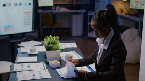 Femme d'affaires afro-américaine accro au travail travaillant à la présentation des tableaux financiers de l'entreprise — Video