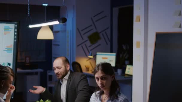 Retrato de la mujer de negocios sentada en el escritorio en la sala de reuniones de la empresa trabajando horas extras — Vídeo de stock