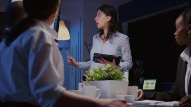 İşletme şirketinin toplantı odasında çalışan çok çalışan farklı iş adamları.