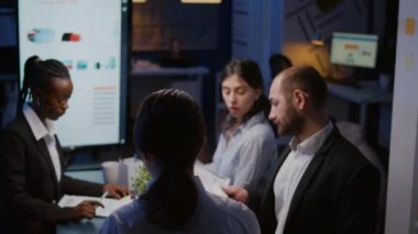 Seçici odaklı işkolikler şirket ofisinde aşırı çalışan çok ırklı iş adamlarına odaklandı