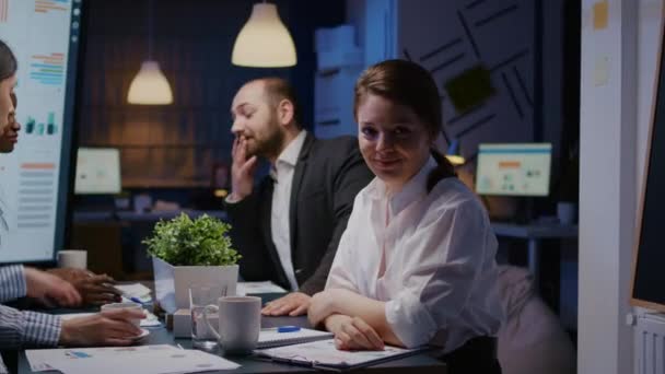 Retrato de empresária viciada em trabalho olhando para a câmera enquanto trabalhava na sala de reuniões do escritório da empresa — Vídeo de Stock