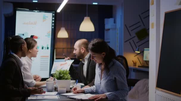 Retrato de una mujer de negocios sonriente mirando a la cámara mientras está sentada en el escritorio en la sala de reuniones de la empresa — Vídeos de Stock