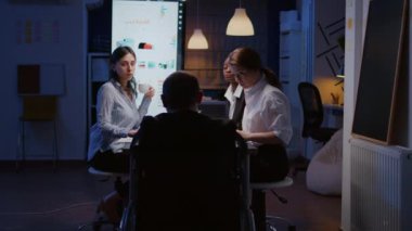 Şirket istatistiklerini açıklayan tekerlekli sandalyedeki özürlülerin seçici odak noktası