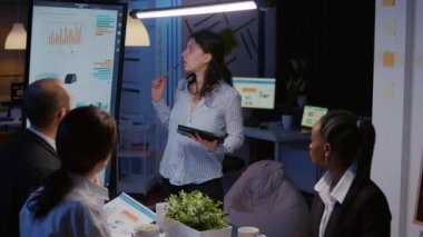 İşkolik odaklı işkadını, yönetim çözümünün stratejisini monitöre işaret ederek anlatıyor