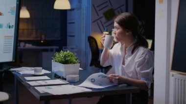 İş yerinde fazla mesai yapan iş kadını. İş yerindeki toplantı odasında akşamları fazla mesai yapıyor.
