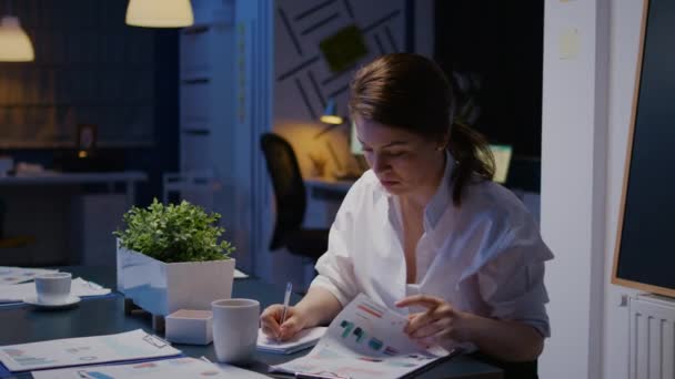 Workaholic zakenvrouw werken in het kantoor van het bedrijf vergaderzaal schrijven van financiële statistieken — Stockvideo