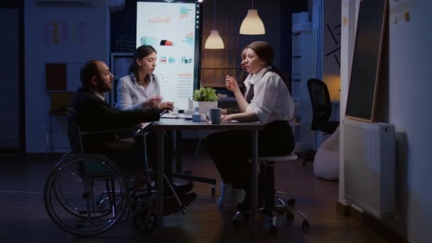 Überlasteter behinderter Geschäftsmann im Rollstuhl wird bei der Arbeit im Büro ignoriert — Stockvideo