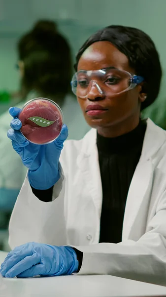 Afrikaanse chemicus op zoek naar in het lab geteeld veganistisch vleesmonster — Stockfoto