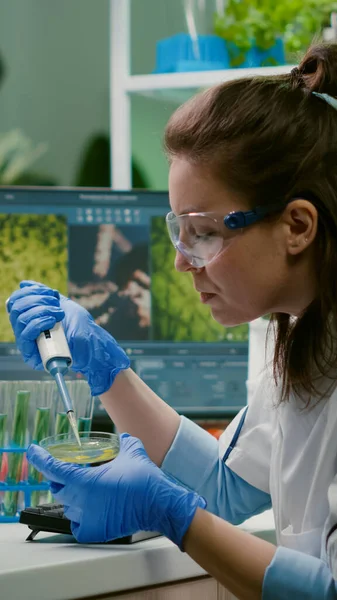 Chimiste femme prenant de l'ADN liquide de tube à essai avec micropipette — Photo