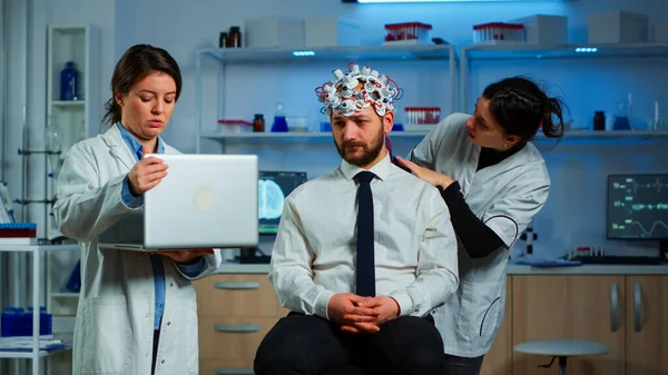 Médecin en neurosciences travaillant dans un laboratoire de recherche neurologique — Photo